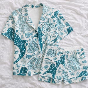 Conjunto de pijama de mujer con estampado de vida marina, pijama con criaturas marinas submarinas, conjunto de pijama con estampado de arrecifes de coral y tiburones ballena, pijama playero para amantes de la playa. imagen 1