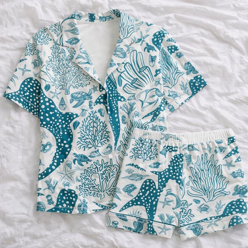 Conjunto de pijama de mujer con estampado de vida marina, pijama con criaturas marinas submarinas, conjunto de pijama con estampado de arrecifes de coral y tiburones ballena, pijama playero para amantes de la playa. imagen 1