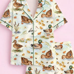 Ankpyjamasset, Dammdjurspyjamas, Cottagecore-djursnatkläder, Vintage naturtryckt satinpyjamas, Silkeslent loungeset, Present till henne bild 3