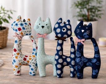 Peluche a forma di gatto fatto a mano, adorabile bambola di gatto in tessuto, morbido animale imbottito, decorazione per la cameretta, regalo in stile cottagecore per gli amanti dei gatti.