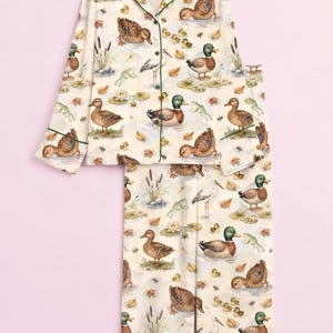 Ankpyjamasset, Dammdjurspyjamas, Cottagecore-djursnatkläder, Vintage naturtryckt satinpyjamas, Silkeslent loungeset, Present till henne bild 4