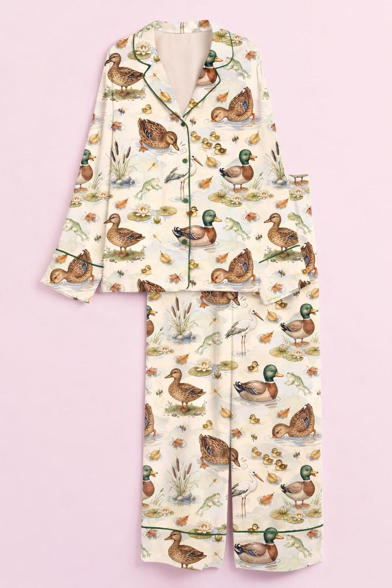 Ankpyjamasset, Dammdjurspyjamas, Cottagecore-djursnatkläder, Vintage naturtryckt satinpyjamas, Silkeslent loungeset, Present till henne bild 4