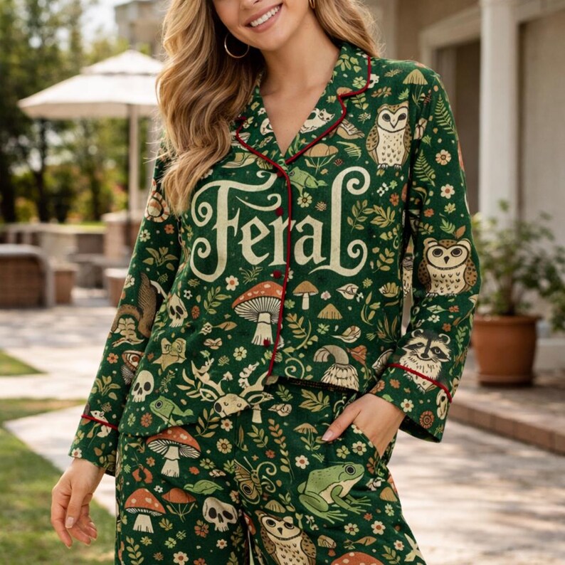 Puede incluir: Un letrero de madera r&uacute;stica con la frase "Welcome to our home" en letras blancas. El letrero presenta un acabado envejecido y un dise&ntilde;o sencillo y acogedor, perfecto para un porche o entrada.