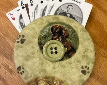 Porta cartas de tela con botón en el centro, ideal para personas mayores, imprescindible para niños, excelente complemento para la noche de juegos en familia.