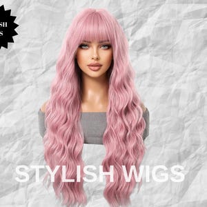 Puede incluir: Una peluca rosa con cabello largo y ondulado y flequillo. La peluca se muestra en una cabeza de maniqu&iacute;. Las palabras "STYLISH WIGS" se muestran en texto blanco en la parte inferior de la imagen, con un logotipo de estrella negra en la esquina superior izquierda.