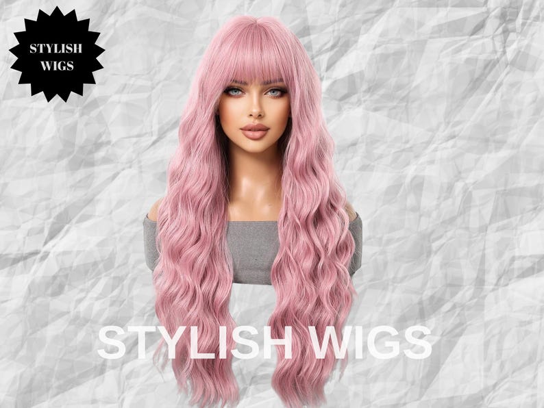 Puede incluir: Una peluca rosa con cabello largo y ondulado y flequillo. La peluca se muestra en una cabeza de maniqu&iacute;. Las palabras "STYLISH WIGS" se muestran en texto blanco en la parte inferior de la imagen, con un logotipo de estrella negra en la esquina superior izquierda.