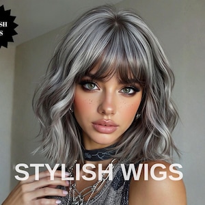 Puede incluir: Una mujer con una elegante peluca gris con flequillo. La peluca presenta una mezcla de tonos grises y blancos. El texto "STYLISH WIGS" se muestra en blanco sobre una forma de estrella negra y en la parte inferior de la imagen.
