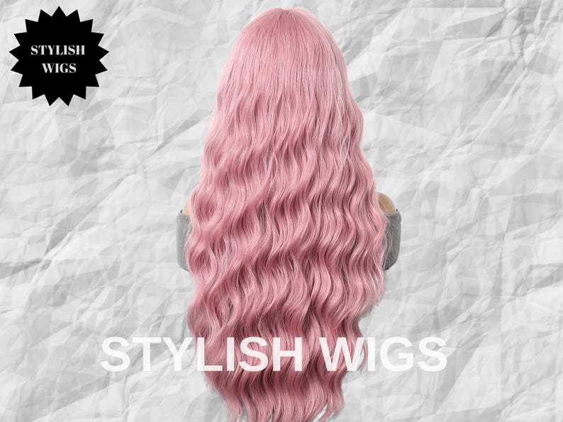 Puede incluir: Una peluca larga y ondulada de color rosa. La peluca presenta rizos sueltos y una l&iacute;nea de cabello natural. Las palabras "STYLISH WIGS" se muestran en texto blanco en la parte inferior de la imagen, con un logotipo de estrella negra en la parte superior.