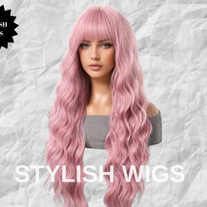Puede incluir: Una peluca rosa larga y ondulada con flequillo. La peluca est&aacute; peinada sobre una persona con una camiseta gris. La imagen incluye el texto "STYLISH WIGS" en letras blancas en la parte inferior y un logotipo de estrella negro con el mismo texto en la parte superior izquierda.