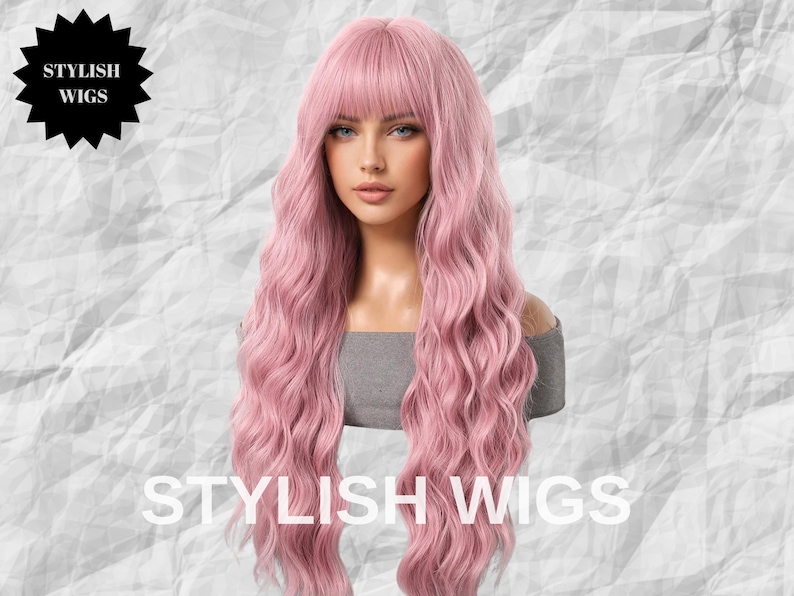 Puede incluir: Una peluca rosa larga y ondulada con flequillo. La peluca est&aacute; peinada sobre una persona con una camiseta gris. La imagen incluye el texto "STYLISH WIGS" en letras blancas en la parte inferior y un logotipo de estrella negro con el mismo texto en la parte superior izquierda.