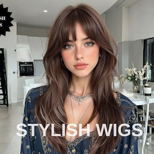 Op de afbeelding: Een vrouw met lang, bruin haar en pony. De tekst "STYLISH WIGS" wordt in het wit weergegeven. Ze draagt een donkerblauwe top en een zilveren ketting. De achtergrond omvat een witte keuken en eetkamer.