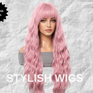 Puede incluir: Una peluca rosa con cabello largo y ondulado y flequillo. La peluca se muestra en una cabeza de maniqu&iacute;. El texto "STYLISH WIGS" es visible en la parte inferior de la imagen, con un logotipo de estrella negra en la esquina superior izquierda.