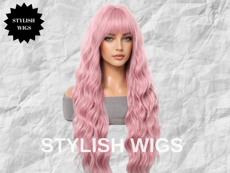 Puede incluir: Una peluca rosa con cabello largo y ondulado y flequillo. La peluca se muestra en una cabeza de maniqu&iacute;. El texto "STYLISH WIGS" es visible en la parte inferior de la imagen, con un logotipo de estrella negra en la esquina superior izquierda.