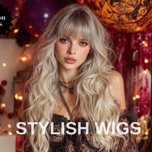 Può includere: Una donna con lunghi capelli biondi ondulati e frangia. Indossa un top di pizzo nero e più collane. L'immagine ha il testo "STYLISH WIGS" in basso. Lo sfondo include elementi decorativi e illuminazione soffusa.