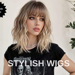 Puede incluir: Una mujer con cabello rubio ondulado y flequillo lleva una camiseta negra con el texto "STYLISH WIGS" y un gráfico de calaveras. La imagen también presenta una explosión negra con las palabras "STYLISH WIGS".