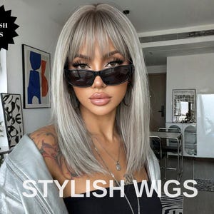 Pode incluir: Uma mulher usando uma peruca cinza prateada com franja e óculos de sol pretos. A imagem inclui o texto "STYLISH WIGS" em uma estrela preta e na parte inferior. A peruca é de comprimento médio.