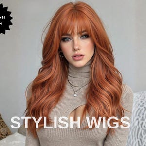 Puede incluir: Una mujer con cabello largo y ondulado color rojizo y flequillo, usando un suéter de cuello alto beige. La imagen incluye el texto "STYLISH WIGS" y un logotipo de estrella negro. La mujer lleva un collar y pendientes.
