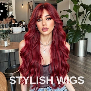 Puede incluir: Una mujer con cabello largo, ondulado y rojo intenso con flequillo. El cabello está peinado con volumen y movimiento. La imagen incluye el texto "STYLISH WIGS" en letras blancas grandes en la parte inferior. La mujer lleva una camiseta sin mangas y joyas.
