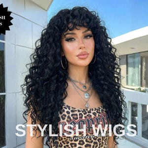 Puede incluir: Una mujer con cabello largo y rizado negro y flequillo. Lleva una camiseta con estampado de leopardo y varios collares. La imagen incluye el texto "STYLISH WIGS" en letras blancas.
