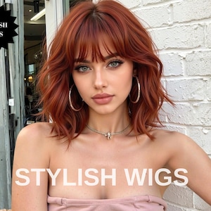 Könnte beinhalten: Eine Frau mit kupferrotem Haar und Pony, die Creolen und eine Halskette trägt. Das Bild zeigt den Text "STYLISH WIGS" unten und ein schwarzes Sternlogo mit demselben Text oben links.