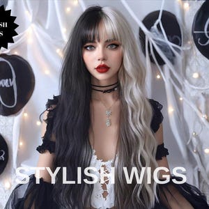 Op de afbeelding: Een vrouw met een lange, golvende, tweekleurige pruik, zwart aan de linkerkant en blond aan de rechterkant. Ze draagt een zwarte choker en een hangerketting. De afbeelding heeft de tekst "STYLISH WIGS" onderaan en een logo met "STYLISH WIGS" in een ster.