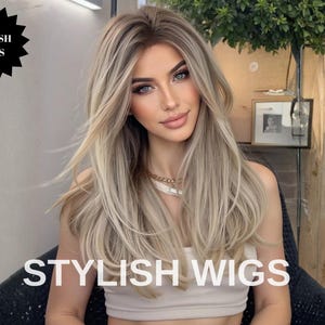Puede incluir: Una persona con cabello largo rubio y castaño claro en capas. La imagen presenta el texto "STYLISH WIGS" en letras blancas grandes en la parte inferior y una estrella negra con el mismo texto en la parte superior izquierda.