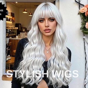 Könnte beinhalten: Eine Frau mit langem, welligem, silberweißem Haar und Pony. Das Haar ist in voluminösen Wellen gestylt. Das Bild enthält den Text "STYLISH WIGS" und ein schwarzes Sternlogo mit den Worten "STYLISH WIGS".