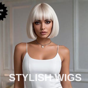 Może przedstawiać: Platynowa blond peruka typu bob z prostymi włosami i prostą grzywką. Tekst STYLISH WIGS jest wyświetlany w lewym górnym rogu w czarnej gwiazdce oraz ponownie dużymi białymi literami w dolnej części obrazu.