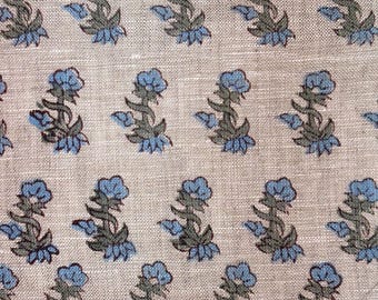 Tela de lino estampada a mano con motivos florales azules para decoración del hogar.