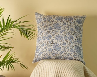 Funda de almohada de algodón estampada a mano con detalles florales en azul y beige