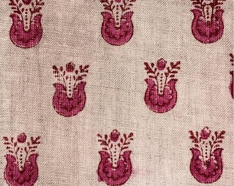 Tela de lino estampada a mano con motivos florales rosas, tejido a mano en beige.