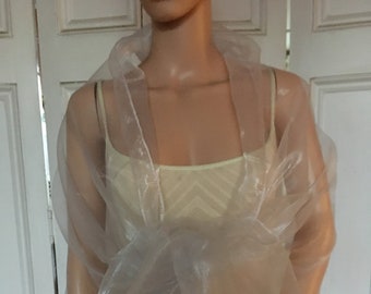 Stola/sciarpa/coprispalle in organza argentata, ideale per le occasioni speciali.