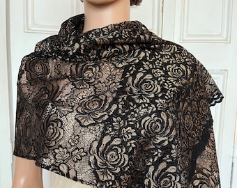 Stola/sciarpa in pizzo nero e bronzo. cover-up, con bordo smerlato.  Ideale per occasioni speciali, Natale, Capodanno