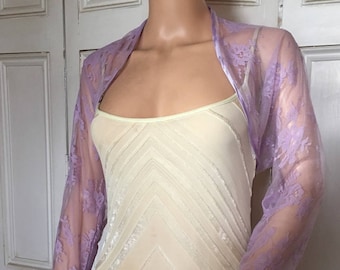 Dreiviertelärmeliger Bolero aus lila Spitze mit Satinborte