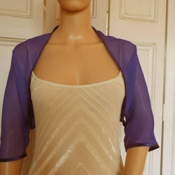 Mousseline violette ELBOW longueur manches boléro / haussement d’épaules / veste avec bordure en satin