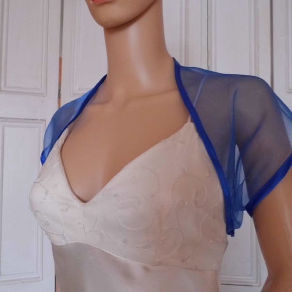 Casquette en organza bleu royal manches boléro/ haussement d’épaules/veste avec bordure en satin