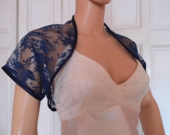 Donkerblauwe kanten bolero/bolero/jas met kapmouwtjes en satijnen rand
