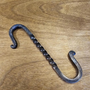 Peut inclure: Ensemble de trois mugs en céramique avec une finition mate et mouchetée. Les tasses sont de couleur crème, marron clair et marron foncé. Design simple et minimaliste.