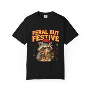 Grappig kerstshirt met een wilde maar feestelijke uitstraling, Comfort Colors T-shirt, retro kerstshirt met een chagrijnige wasbeer, een sarcastisch kerstcadeau.