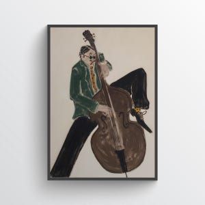 Könnte beinhalten: Gerahmter Kunstdruck eines Musikers, der einen Kontrabass spielt. Die Illustration zeigt eine Person in einer grünen Jacke, schwarzer Hose und einer gemusterten Krawatte. Der Kontrabass ist braun, vor einem cremefarbenen Hintergrund.