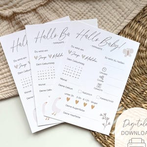 Könnte beinhalten: Drei weiße Babykarten mit dem Text "Hallo Baby!" und Ausfüllfeldern für die Baby-Details. Die Karten zeigen einen Kalender, Gänse-Illustrationen und eine Schmetterlingsgrafik. Das Wort "Digitaler Download" ist ebenfalls sichtbar.