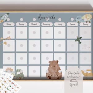 Op de afbeelding: Een ingelijste weekplanner met een lichtblauwe achtergrond en een raster van vierkanten. De planner bevat illustraties van een raket, sterren, een betonwagen en een beer. De tekst "Meine Woche" staat bovenaan. Een set stickers staat linksonder.