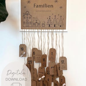 Könnte beinhalten: Ein rechteckiges Wandbild mit weißem Rahmen und braunem Hintergrund, verziert mit schwarzen Strichzeichnungen von Häusern, Bäumen und einem Wichtel. Der Text lautet Familien Adventskalender. Vierundzwanzig nummerierte braune Papieranhänger hängen an Schnüren.