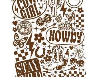 Puede incluir: Gráfico marrón con las palabras "COW GIRL", "HOWDY" y "STAY WILD". El diseño incluye una bota de vaquero, una carita sonriente, una mariposa, un cactus, una herradura, dados y una bola de discoteca.