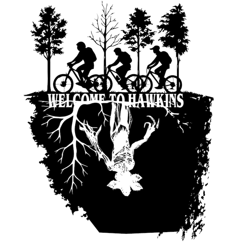 Op de afbeelding: Zwart-wit afbeelding met drie fietsers op fietsen boven de tekst "WELCOME TO HAWKINS". Daaronder wordt een omgekeerd monster afgebeeld. Het ontwerp bevat bomen en een gedetailleerd, omgekeerd landschap.