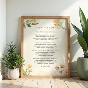 Könnte beinhalten: Gerahmter Druck mit hellem Holzrahmen. Der Druck zeigt ein Gedicht mit floralen Akzenten. Der Text lautet "YOUR TITLE HERE" und "YOUR CUSTOM POEM OR SONG". Der Druck wird mit Topfpflanzen auf einem Holzboden präsentiert.