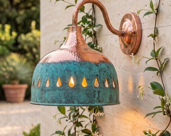 Applique da parete in rame realizzata a mano, con finitura verde rame martellata, illuminazione rustica.