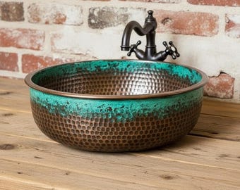 Lavandino in rame martellato, finitura patina verde rustico