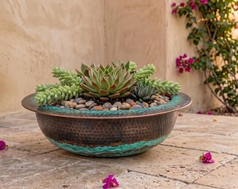 Vaso da fiori artigianale in rame, finitura verde rame martellata, ciotola rustica da giardino.