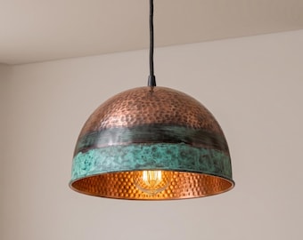 Lampada a sospensione in rame realizzata a mano, lampadario artigianale in stile rustico.